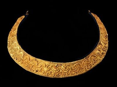 A gold Asante necklace was among the items turned over to British forces in 1874.