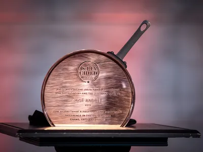 Engraved cooking pan